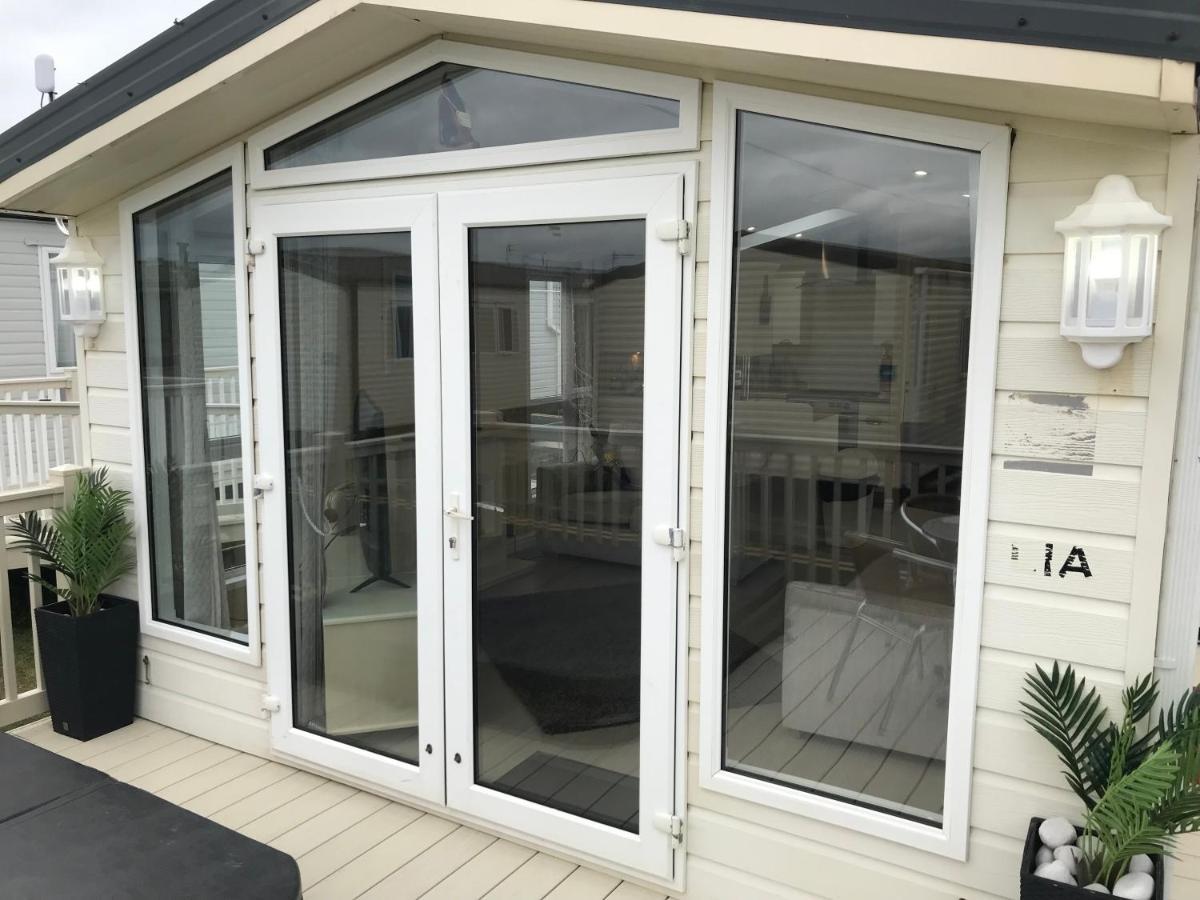 Hot Tub Accommodation North Wales Caravan Рил Екстериор снимка